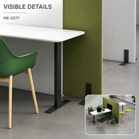 Espace de collaboration de bureau modulaire moderne avec écrans d'intimité gris-vert, table de réunion et sièges coordonnés