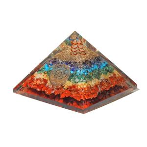 Piedras preciosas de siete chakras Pirámides de orgón para meditación Chips naturales Pirámide de orgón piedra curativa para decoración del hogar Piedra de 7 Chakras - Product Image 1
