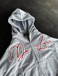 Sweat-shirt à capuche court zippé pour femme, personnalisé, avec broderie script, finition bords bruts, streetwear premium, en coton doux - Product Image 2
