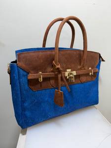 Sac fourre-tout RABADA pour femme en cuir de vachette bleu à poils, avec garniture en cuir véritable marron, bandoulière amovible, durable, idéal pour les mariages - Product Image 2