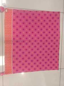 Écharpe carrée de luxe à pois floraux Pop-Art maximaliste, effet soie, motif botanique, 90 cm x 90 cm, couleurs Magenta, Mandarine, Émeraude, Cobalt - Product Image 3