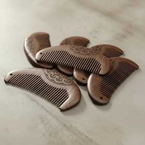 Peigne à cheveux en bois sculpté à la main personnalisé avec logo gravé, outil de toilettage de barbe à dents larges, vente en gros, fabricant - Product Image 4