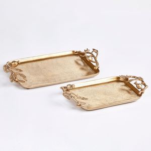 Ensemble de plateaux de service rectangulaires de luxe en métal doré pour la restauration, avec poignées élégantes en forme de branche de grenade, pour hôtels et traiteurs, vente en gros - Product Image 1