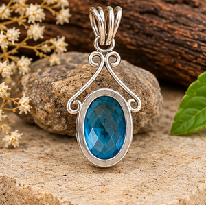 Pendentif ovale en argent avec topaze bleue de luxe, pierre précieuse bleue intense et sertissage en argent incurvé décoratif pour femmes - Product Image 4