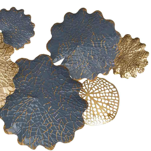 Sculpture murale florale texturée en métal bleu doré, motif botanique ajouré, décoration pour intérieur moderne - Product Image 3