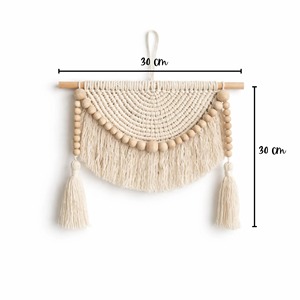 Elegante colgante de pared de macramé con detalles de cuentas de madera para decoración de pared de cocina, agrega un toque cálido y artesanal a espacios de cocina. - Product Image 5