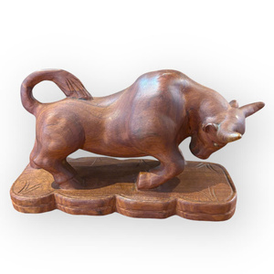 Une statue de buffle exquisamment sculptée, en bois de santal, est présentée. - Product Image 2