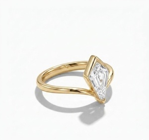 Bague de fiançailles solitaire en or massif 14 carats avec diamant de laboratoire certifié E VVS1 de 1 carat taille cerf-volant et alliance de mariage géométrique incurvée en chevron - Product Image 3