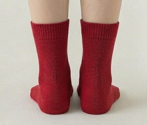 Chaussettes ras du cou pour femmes, couleur unie rouge, tricotées, respirantes, pour usage quotidien, longueur standard, automne - Product Image 2