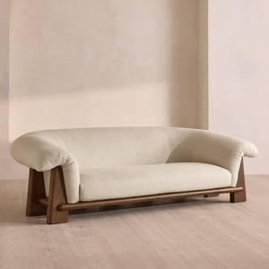 Canapé en teck avec accoudoirs légèrement courbés et coussins moelleux, conçu pour un confort ultime et un style intemporel pour le salon - Product Image 1