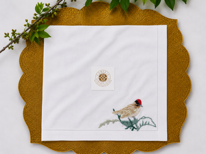 Oiseau sur branche, ses tons naturels apportent calme et ambiance relaxante de thé. - Product Image 1