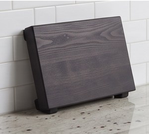 Tabla de cortar rectangular de madera con veta oscura y patas para cocina - Product Image 1
