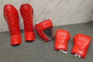 Protège-tibias professionnels MMA Miki rouges en cuir PU avec cadre en acier à haute teneur en carbone, légers et protecteurs pour adultes, adaptés à toutes les saisons et aux sports. - Product Image 6