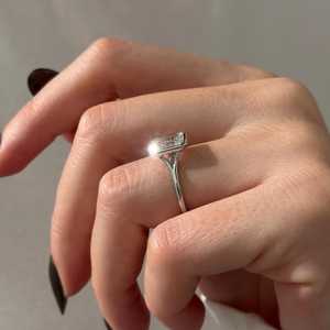 Bague de fiançailles Art Déco en diamant de laboratoire taille émeraude 2 carats, bague solitaire à sertissage clos à double anneau, certifiée IGI - Product Image 3
