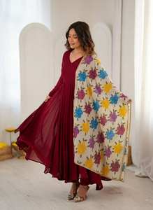 Salwar Kameez ethnique de créateur en organza de soie Tebby de qualité supérieure avec broderies lourdes pour les occasions de fête et de mariage - Product Image 2