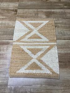 Tapis d'entrée tressé biodégradable et durable, fabriqué à partir de fibres végétales renouvelables, antidérapant, design moderne pour les citoyens soucieux de l'environnement - Product Image 1