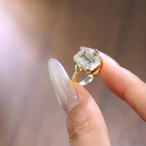 Anillo de Compromiso y Boda con Diamante Cultivado en Laboratorio, Corte Esmeralda, 3.50 Quilates, Oro Amarillo de 14k, Joyería para Regalo - Product Image 4