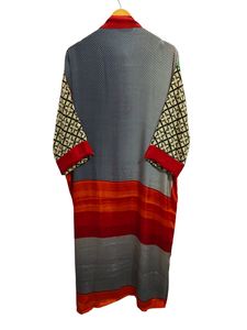 Kimono de Seda India con Parches de Sari, Túnica Larga para Usar sobre el Bikini o como Ropa de Dormir, Kimono de Seda Reciclada Vintage Hecho a Mano en India - Product Image 6