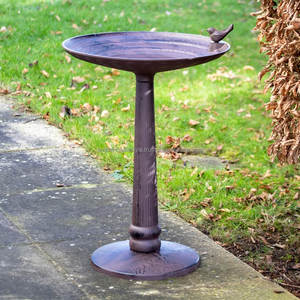 Bain d'oiseaux traditionnel en métal pour jardin extérieur, attirant naturellement les oiseaux, avec base stable et résistant à la rouille. - Product Image 4