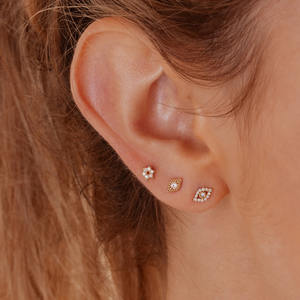 Piercing œil porte-bonheur en or massif 14 carats avec diamant de laboratoire |   Labret à filetage interne en diamant de laboratoire cultivé en gros |   Bijoux à dos plat |   Zisma - Product Image 2