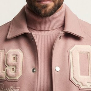 Chaqueta Varsity de Lana Rosa Personalizada al por Mayor para Hombre con Parches de Letras Bordadas y Cuello Vuelto Estilo Preppy para Otoño - Product Image 5