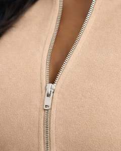 Conjunto de yoga de dos piezas beige personalizado para mujer, top corto con cremallera y pantalones acampanados de cintura alta, ropa elástica para gimnasio, fabricante personalizado OEM - Product Image 3