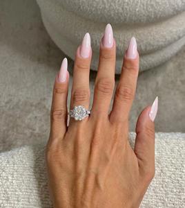 Anillo de Diamante Cultivado en Laboratorio con Corte Radiante de 6 Quilates, Certificado por IGI, Piedras Laterales Redondas, Anillo de Compromiso Único de Tres Piedras en Oro de 18k - Product Image 3