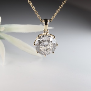 Cadena de Eslabones Solitarios con un Cristal Redondo Grande en un Diseño Único y una Impresionante Filigrana Inspirada en un Loto Debajo de la Galería - Product Image 1
