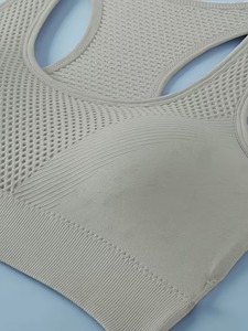 Soutien-gorge de sport sans couture de qualité supérieure |   Bralette de sport à dos en maille ajourée |   Vêtements d'entraînement côtelés à compression pour femmes - Product Image 3