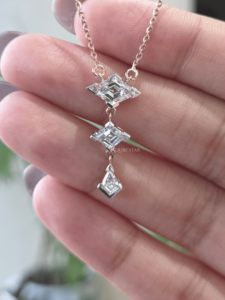 Diamante Cultivado en Laboratorio con Corte Asscher, Certificado IGI, VS1, 1.75ct, Oro, Diseño Geométrico de Lujo con Tres Piedras en Forma de Gota, Joyería de Alta Gama para Mujer - Product Image 3