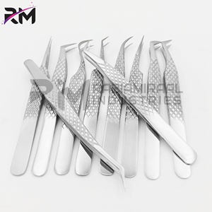 Pinzas Curvas Profesionales para Pestañas RMI de Acero Inoxidable de Alta Calidad con Mango de Agarre de Diamante, Acabado Plateado, Herramienta para Extensión de Pestañas - Product Image 4