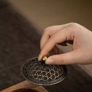 En gros, Brûleur à Bakhoor carré en bois de manguier avec couvercle en laiton antique, support d'encens Oud traditionnel, Mabkhara rustique Zen de bureau - Product Image 4