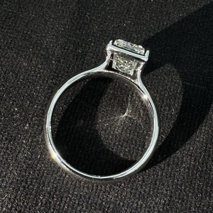 Bague de fiançailles en diamant de laboratoire de 3,5 carats en platine PT950 avec pierres taille baguette pour femme - Product Image 5