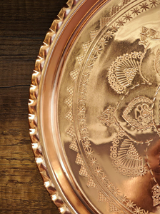 Assiette de service ronde vintage en cuivre gravé, plat décoratif en métal pour la mise en table de mariage et de fête, un élément festif charmant - Product Image 6