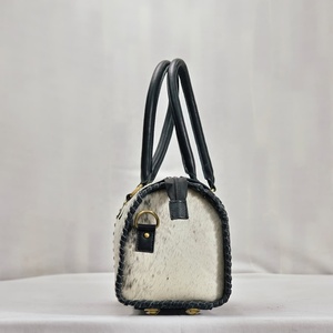 Sac à main d'épaule de créateur en cuir de vachette véritable de qualité supérieure, avec panneau floral gaufré et fermeture éclair, idéal pour l'hiver et le shopping portable - Product Image 3