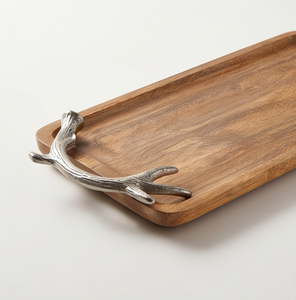 Tabla de servir rectangular artesanal de madera de mango, bandeja decorativa con contorno esculpido y asas de cuerno plateadas - Product Image 3