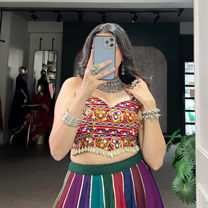 ชุดเลเฮนกาโชลีผ้าไหมวิชิตรา ดีไซน์หรูหรา พร้อมเสื้อคลุมปักลายพรีเมียม ตัดเย็บสำเร็จ สำหรับงานปาร์ตี้ ผลิตโดยรอยัลเอ็กซ์พอร์ต - Product Image 5
