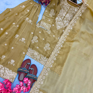 Ensemble haut en soie pure mousse 3mm avec travail de sequins, rivets et perles, pantalon palazzo évasé, dupatta en dentelle sur quatre côtés et bordure perlée KW 1163 - Product Image 3