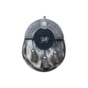 Sporran écossais traditionnel avec fourrure grise, rabat en cuir noir et emblème cerf argenté - Product Image 6