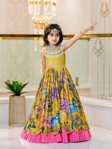 ชุดสาหรี่กะมีซปักลายสีเหลืองสำหรับเด็กผู้หญิงจาก NiMa Creations พร้อมกระโปรงสีชมพู ชุดแต่งงานแบบอินเดียดั้งเดิม ผ้าไหม ความยาวระดับเข่า ทรงปกติ - Product Image 2