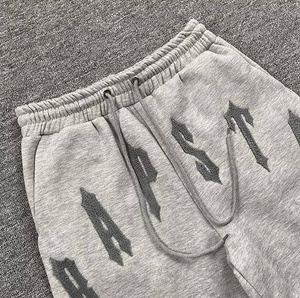Nouveaux shorts de survêtement en molleton avec broderie chenille gothique et broderie graphique effet serviette, pièce de vêtement personnalisée - Product Image 3