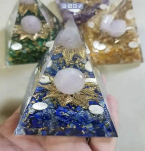 Pyramide d'Énergie en Orgonite Artisanale avec Bobine de Cuivre pour la Protection EMF et la Guérison des Chakras - Style Amour - Vente en Gros - Product Image 3