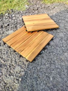 Tuiles de terrasse à emboîtement en bois d'acacia pour l'intérieur et l'extérieur 300X300mm Finition en teck doré Style design traditionnel - Product Image 4