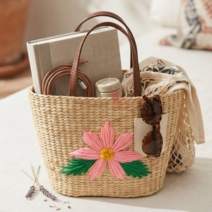 Bolso Tote Personalizado de Jacinto de Agua Tejido con Bordado de Flores Rosas y Asas de Cuero Marrón, Casual, para Playa y Viajes, para Mujer - Product Image 3