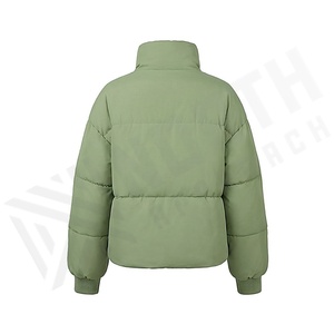 เสื้อแจ็คเก็ตพัฟเฟอร์สีเขียวแบบเย็บลาย  แขนยาว คอตั้ง  เสื้อโค้ทฤดูหนาว  บุด้วยโพลีเอสเตอร์  ความยาวสั้น  ปิดด้วยซิป - Product Image 2