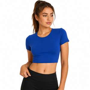 Top corto de mujer a la moda con una silueta favorecedora, textura suave y ajuste cómodo, ideal para combinar con ropa cómoda. - Product Image 1