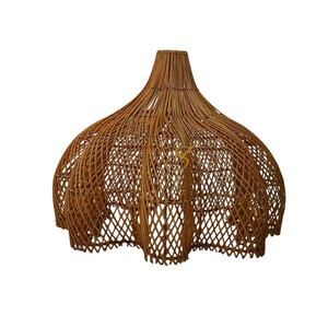 Abat-jour en rotin tressé à bord festonné unique, abat-jour suspendu en forme de citrouille cannelée, abat-jour en forme de dôme d'oignon fait main, couverture de plafond suspendue - Product Image 1