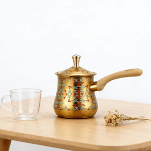 หม้อกาแฟตุรกีลายดอกไม้สีทองพร้อมด้ามจับไม้ มีจำหน่ายในราคาขายส่งถูกจากโรงงานโดยตรง สำหรับชงและเทกาแฟ - Product Image 1