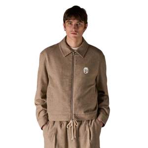 Chaqueta de Espiga a Medida para Hombre en Color Beige con Cierre de Cremallera Elegante, Diseño Moderno, Tela de Alta Calidad y Ajuste Cómodo - Product Image 5