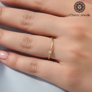Bague de fiançailles en argent plaqué or avec moissanite taille coussin et sertissage à griffes, bijoux minimalistes pour femme Charm Jewells - Product Image 6
